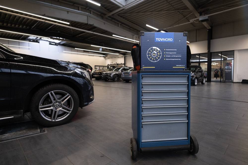 TÜV NORD Prüfausrüstung auf einem Werkstattwagen in der Halle